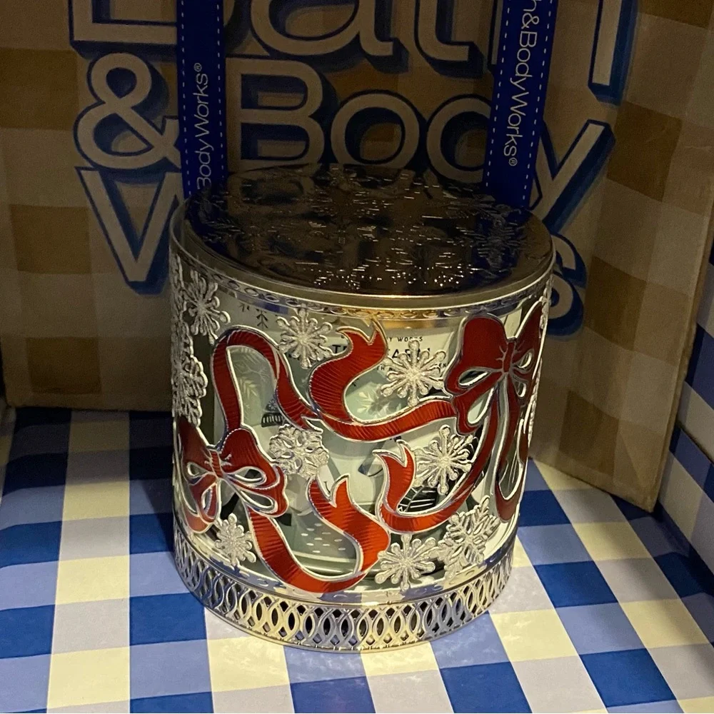 BATH AND BODY WORKS RED BOWS & SNOWFLAKES 3-WICK CANDLE HOLDER